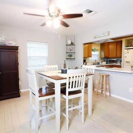 Sunny Daze Walk To Beach 2 Decks Pet Friendly Has A Mini Bar Galveston Exterior photo