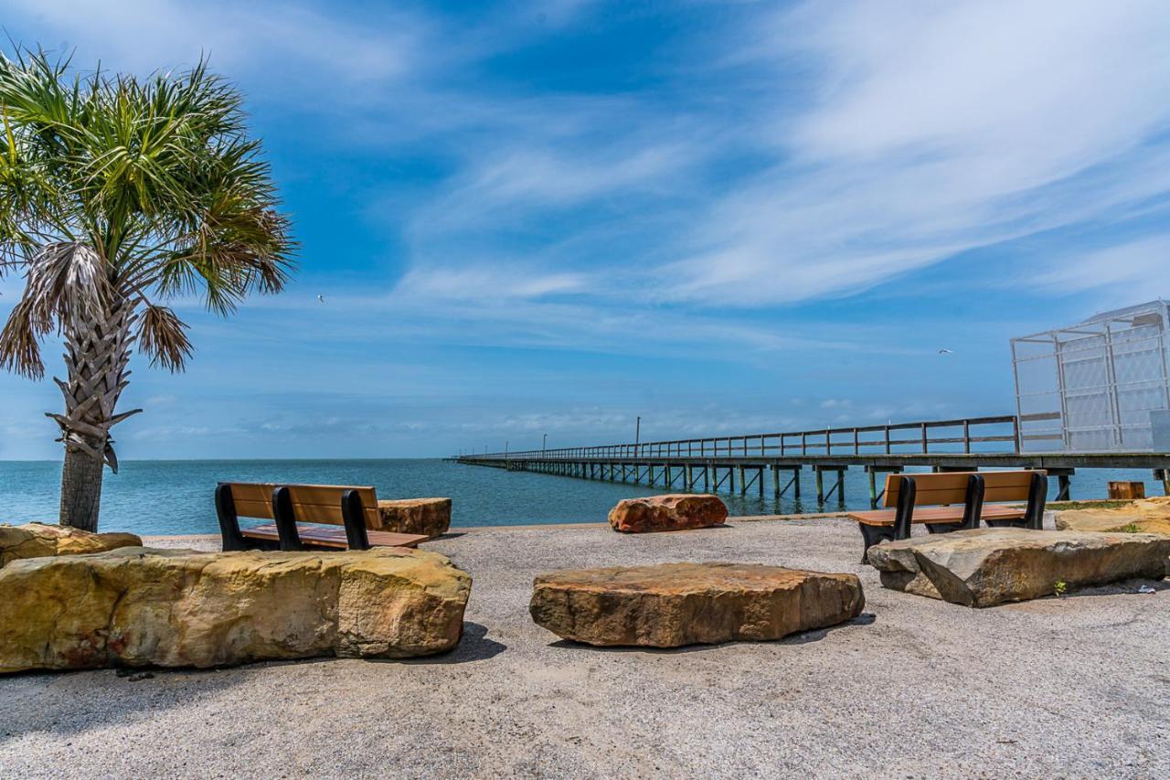 Sunny Daze Walk To Beach 2 Decks Pet Friendly Has A Mini Bar Galveston Exterior photo